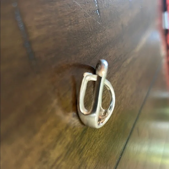 Elegant Sterling Silver Crossover Ring - Picture 6 of 6